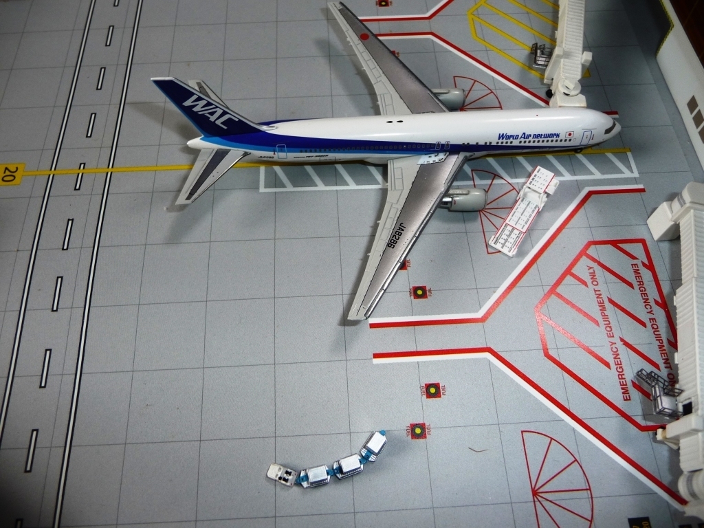 空港ジオラマにGSE(地上支援車両セット)をセッティングして 空港ジオラマにGSE(地上支援車両セット)をセッティングして