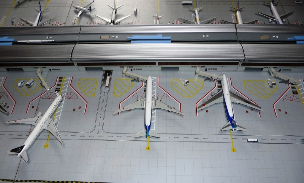 空港ジオラマにGSE（地上支援車両セット）をセッティングして