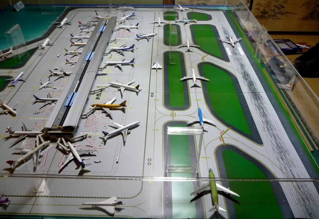 空港ジオラマにGSE(地上支援車両セット)をセッティングして 空港ジオラマにGSE(地上支援車両セット)をセッティングして