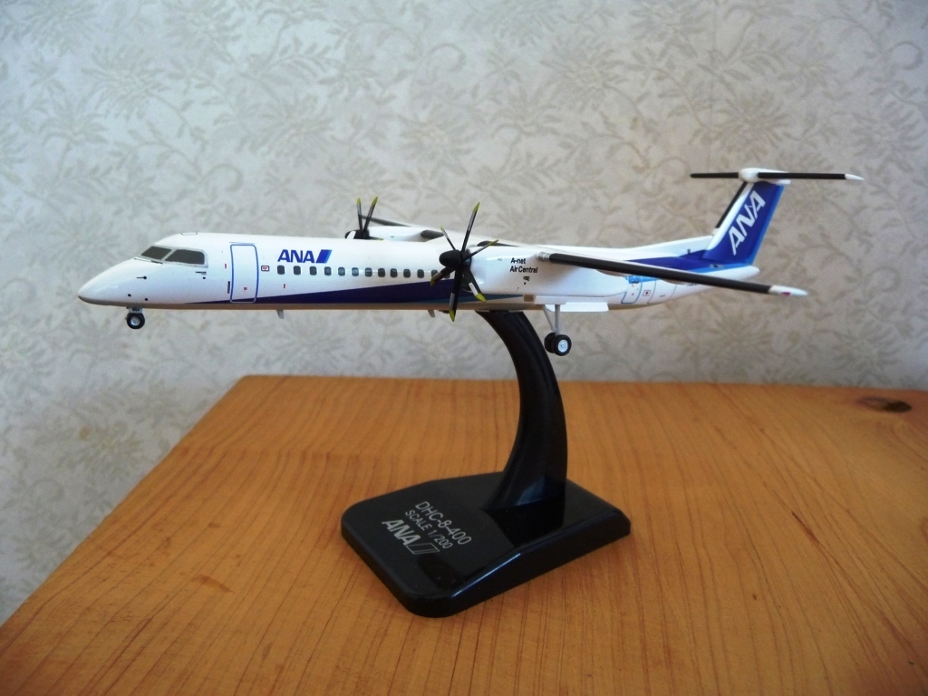 ANA　DHC-8-400　1/100  完成品　NH11003　ボンバルディア航空模型